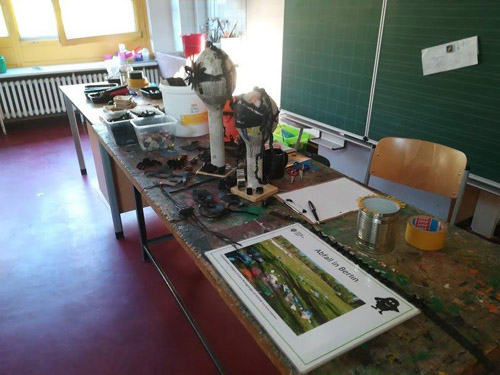 Upcycling Workshop
                        in Neukoellner Grundschulen - Basteltisch im Klassenzimmer